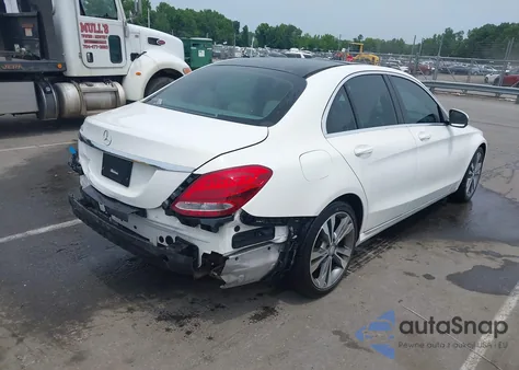 2016 Mercedes-Benz C 300 Luxury/Sport z USA, uszkodzony, nr VIN 55SWF4JB8GU096616